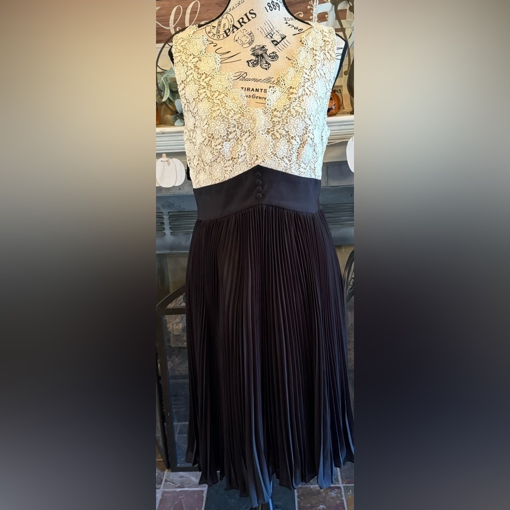 Anthropologie Floreat Black Cream Pleated Lace Sleeveless Party Cocktail Dress 8